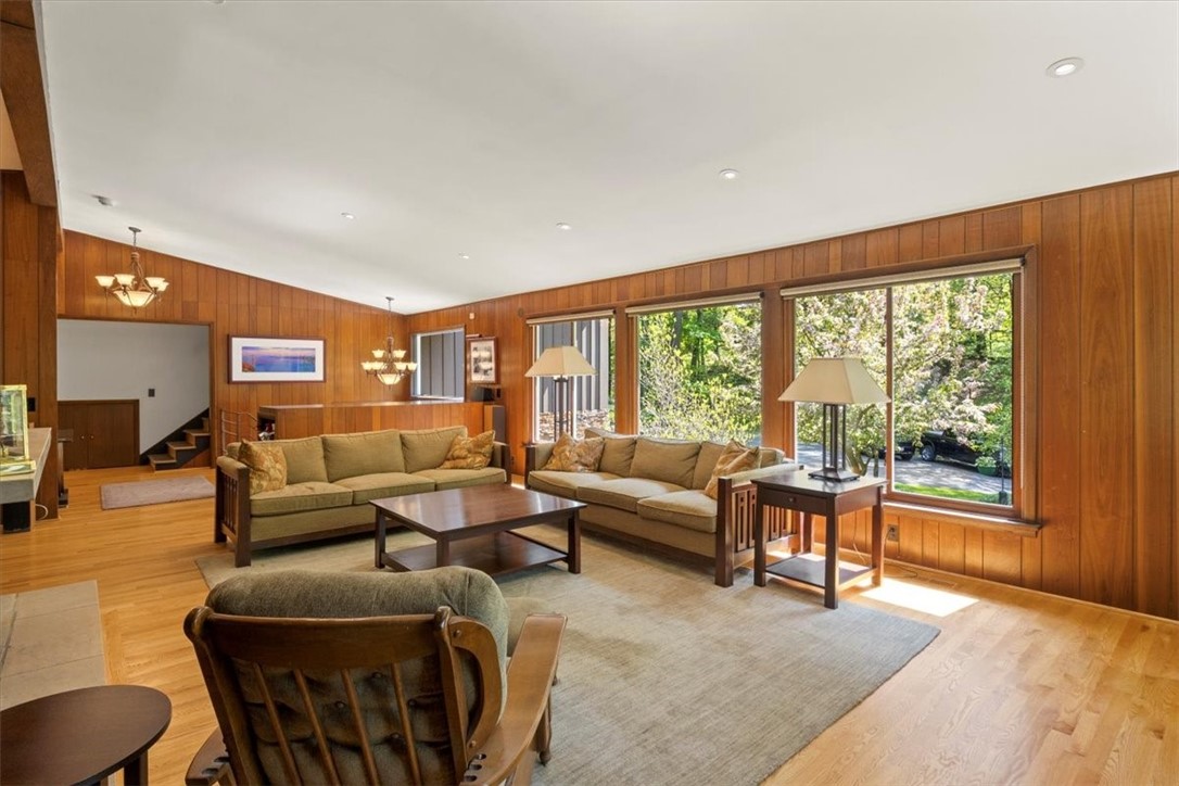 440 Hoffman Road Irondequoit, NY 14622 - Photo 4 of 39