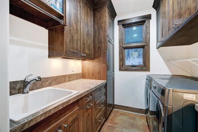 a view of entryway with a rug
