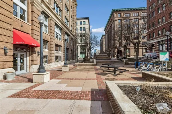 $355,000 | 712 Broadway Boulevard, Unit 406, Kansas City, MO 64105