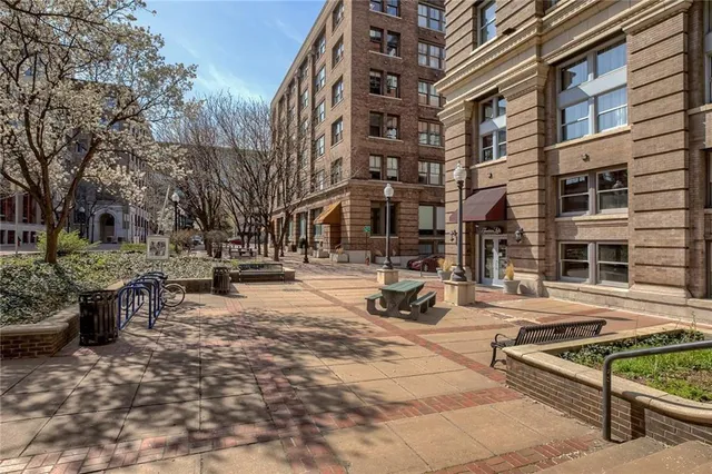 $369,000 | 712 Broadway Boulevard, Unit 406, Kansas City, MO 64105