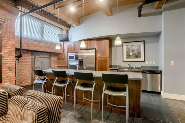 $369,000 | 712 Broadway Boulevard, Unit 406, Kansas City, MO 64105