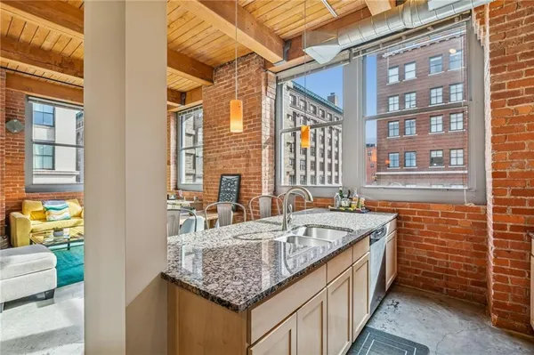 $355,000 | 712 Broadway Boulevard, Unit 406, Kansas City, MO 64105