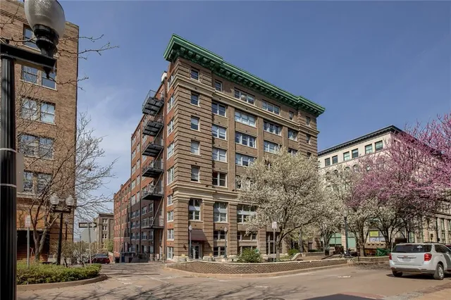 $369,000 | 712 Broadway Boulevard, Unit 406, Kansas City, MO 64105