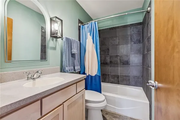$355,000 | 712 Broadway Boulevard, Unit 406, Kansas City, MO 64105