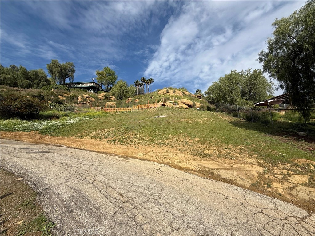 7365 Webb Road Chatsworth, CA 91311 - Photo 4 of 12 a view of a yard with an outdoor space