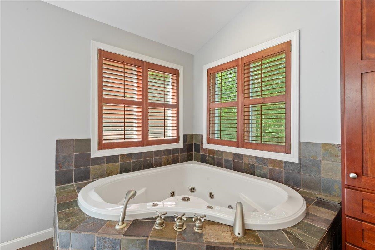 42 Gaita Drive Derry, NH 03038 - Photo 11 of 35