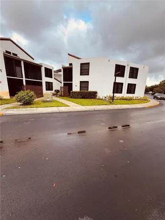 $2,200 | 211 Lake Pointe Drive, Unit 110, Oakland Park, FL 33309