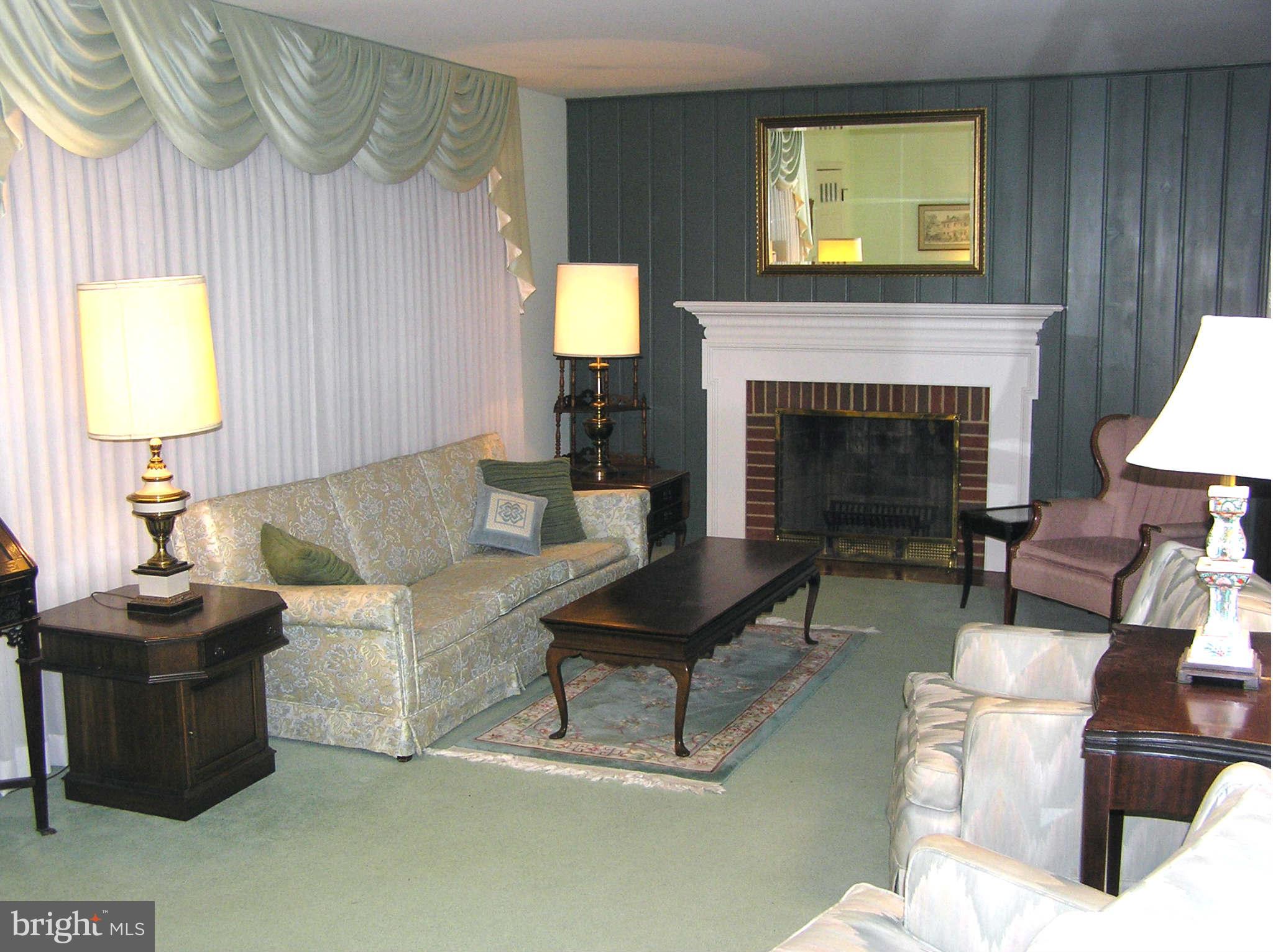 7808 Fort Hunt Road Alexandria, VA 22308 - Photo 2 of 21 LIVING ROOM