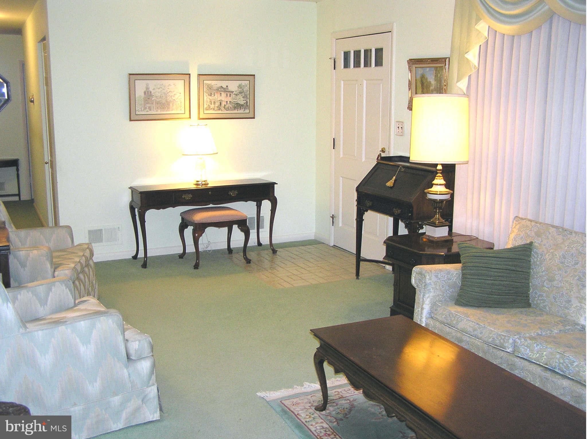 7808 Fort Hunt Road Alexandria, VA 22308 - Photo 3 of 21 LIVING ROOM