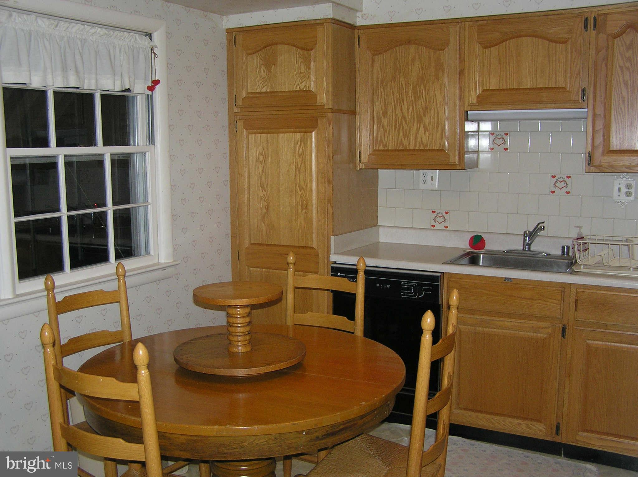 7808 Fort Hunt Road Alexandria, VA 22308 - Photo 5 of 21 EATING SPACE IN KITCHEN