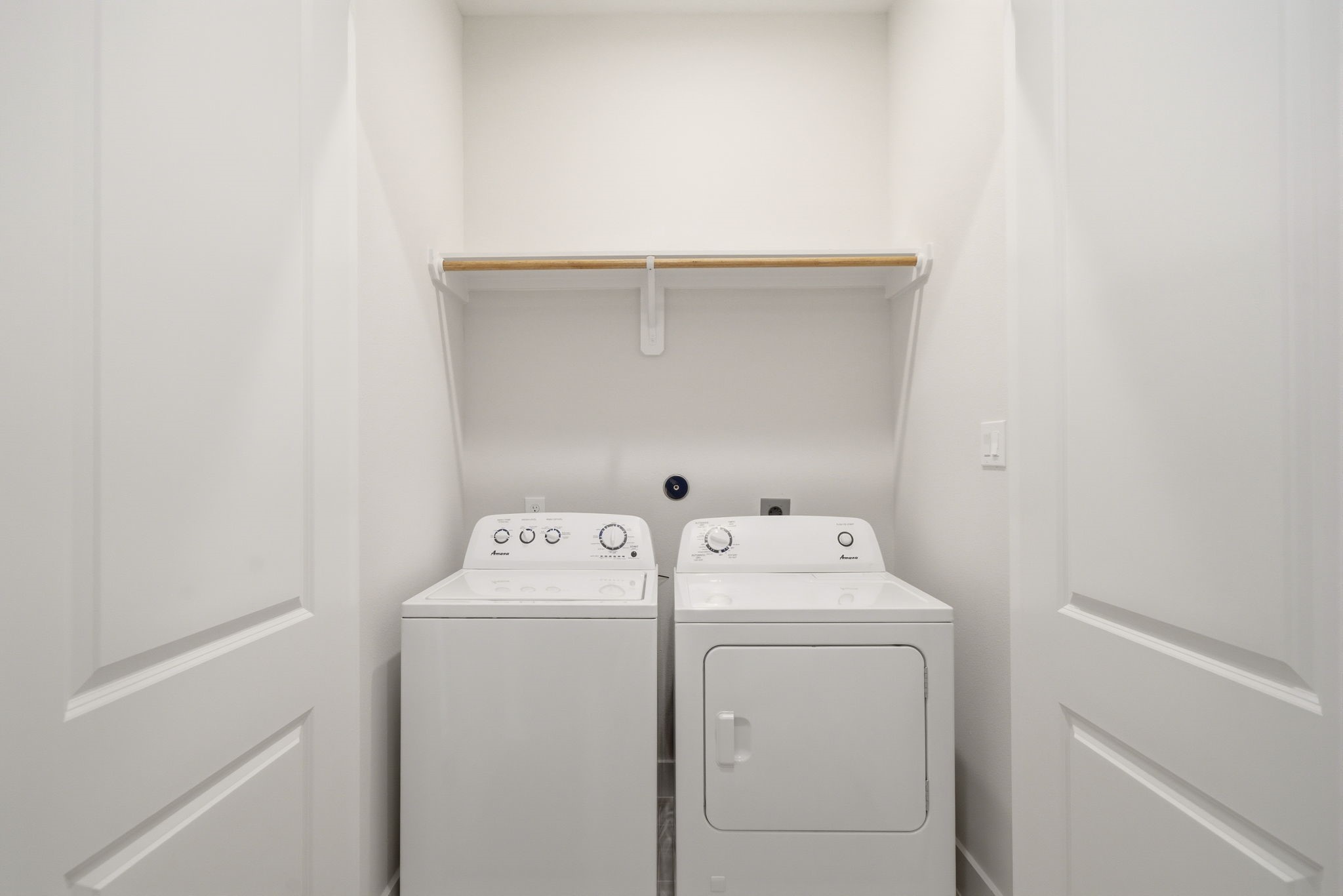 1398 Cedar Post Lane Houston, TX 77080 - Photo 6 of 33 a utility room with dryer and washer