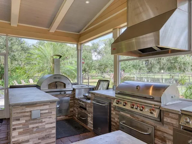 a view of a backyard