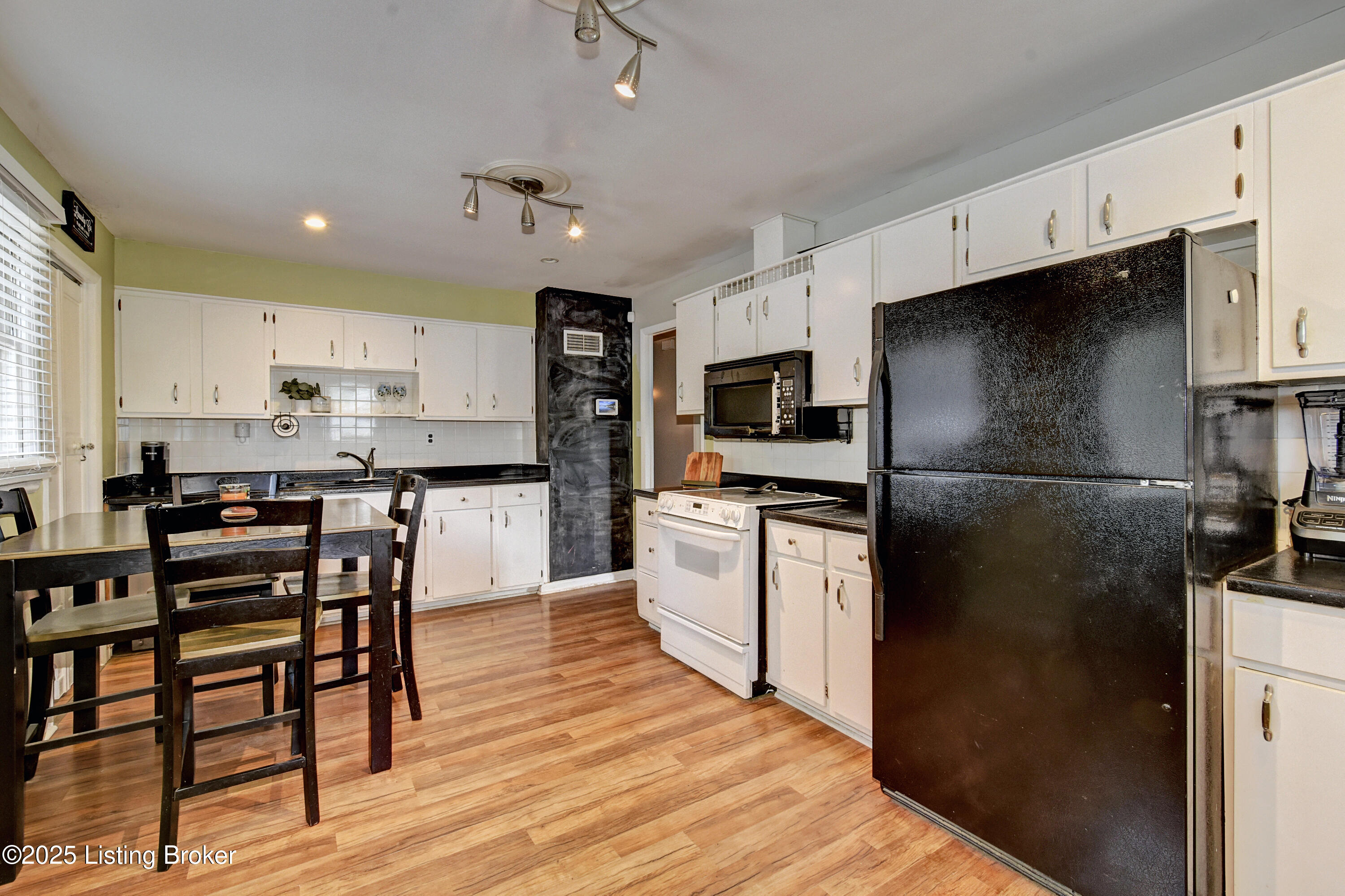 9300 Maple Road Louisville, KY 40229 - Photo 9 of 29 _DSC7850_2_3