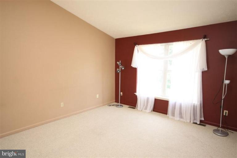 8045 Pine Ridge Road Pasadena, MD 21122 - Photo 10 of 18 Living Room