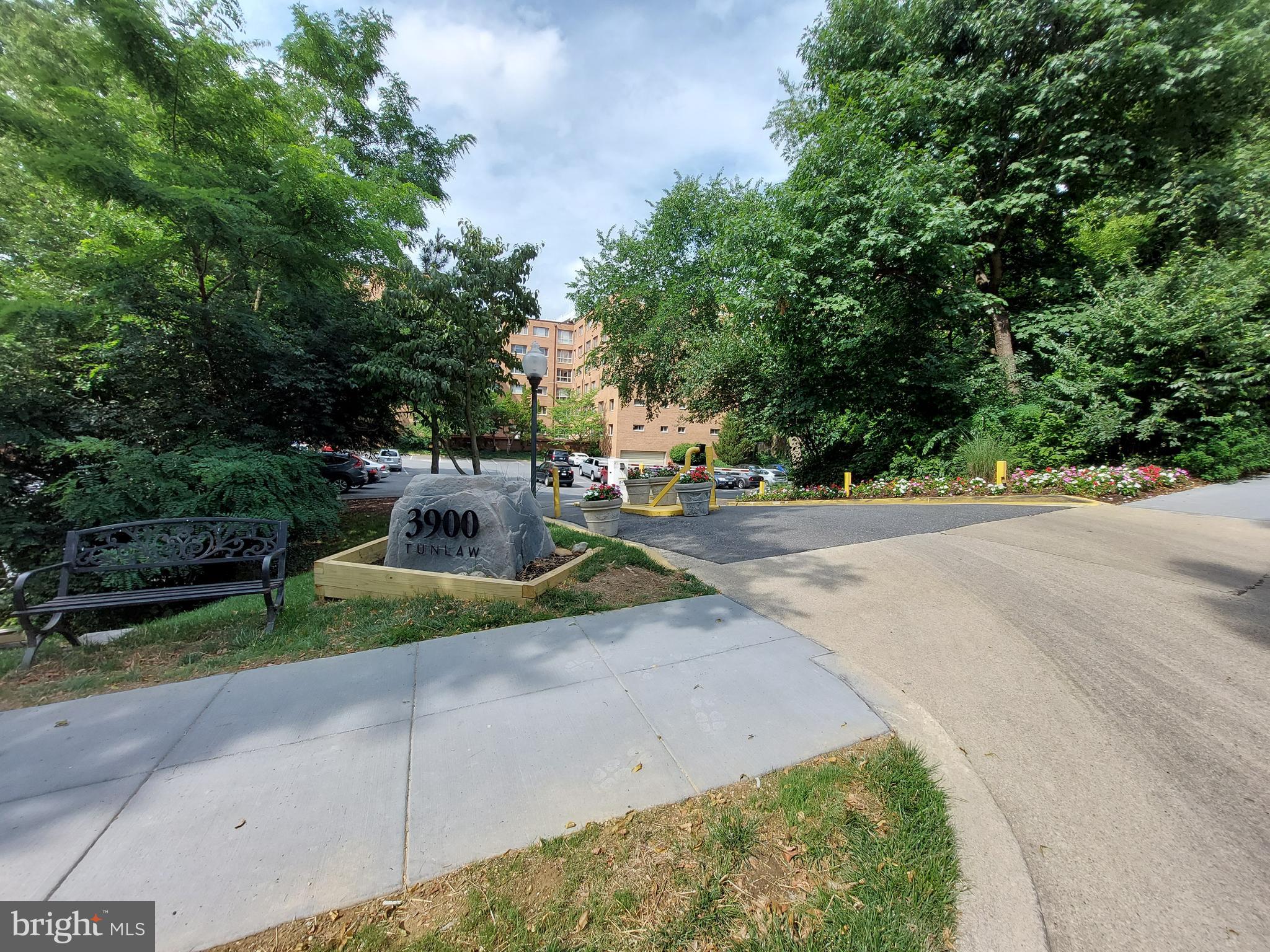3900 Tunlaw Road Northwest, Unit 206 Washington, DC 20007 - Photo 26 of 28 Rear Driveway