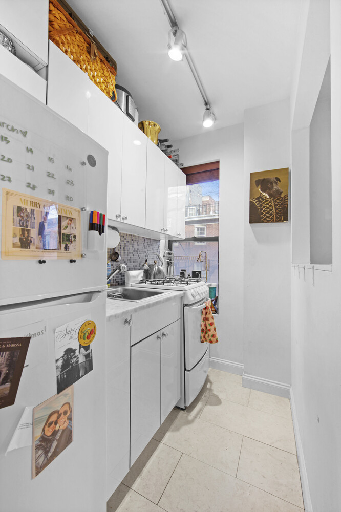 19 Commerce Street, Unit 5 Manhattan, NY 10014 - Photo 3 of 7