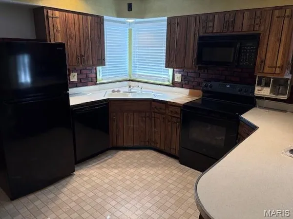 $1,695 | 418 North Service Road, St. Peters, MO 63376