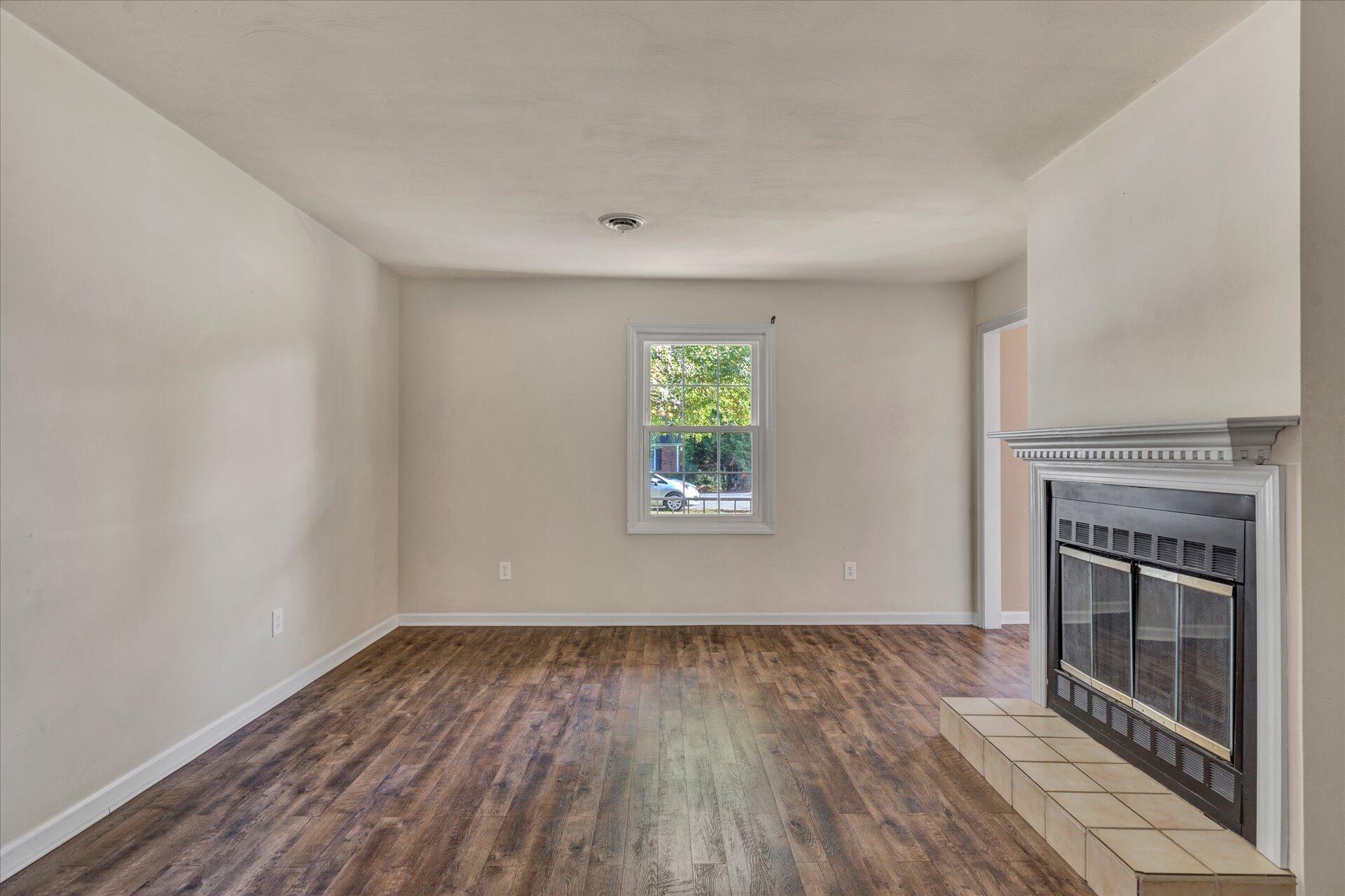 2727 Tillett Road Southwest Roanoke, VA 24015 - Photo 6 of 30 09-DSC0824