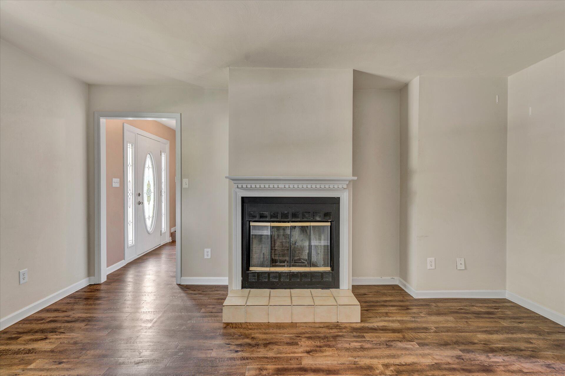 2727 Tillett Road Southwest Roanoke, VA 24015 - Photo 7 of 30 Living Room