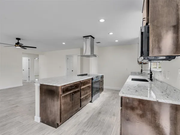 $2,600 | 4835 County Road 380, Rosharon, TX 77583