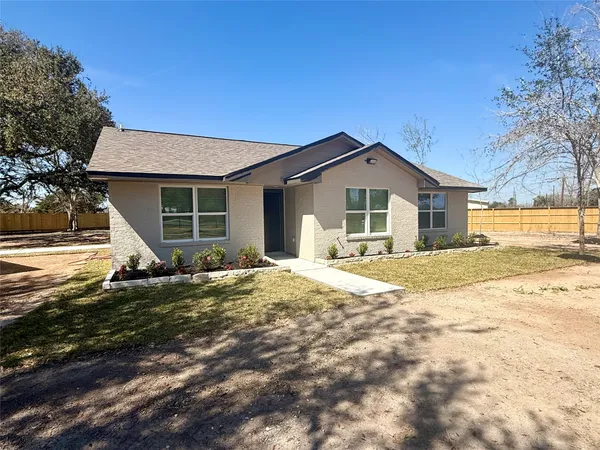 $2,600 | 4835 County Road 380, Rosharon, TX 77583
