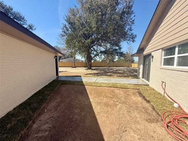 $2,600 | 4835 County Road 380, Rosharon, TX 77583
