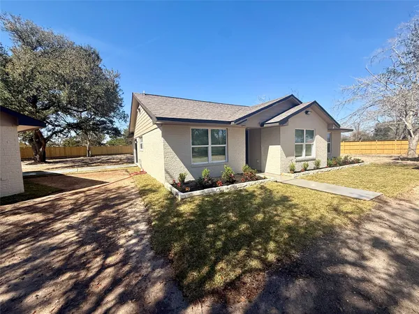 $2,600 | 4835 County Road 380, Rosharon, TX 77583