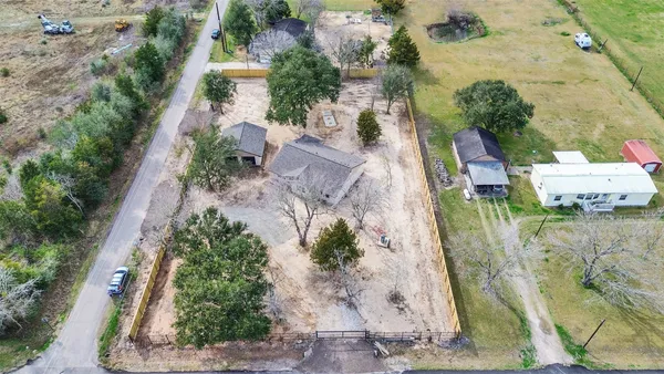 $2,600 | 4835 County Road 380, Rosharon, TX 77583