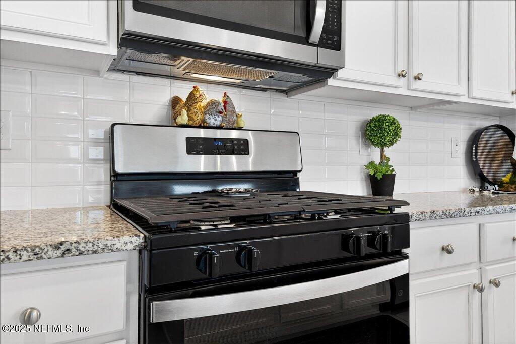 7 Windsor Place Palm Coast, FL 32164 - Photo 19 of 40 a stove top oven sitting inside of a kitchen