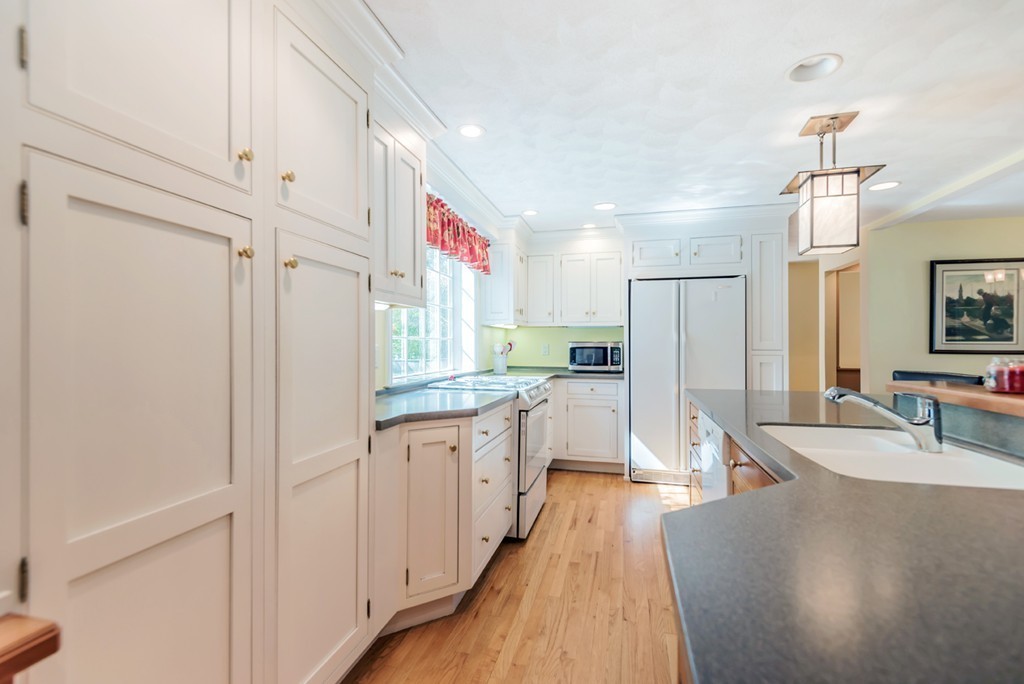 65 Berkeley Road North Andover, MA 01845 - Photo 4 of 30 Gallery Image 4