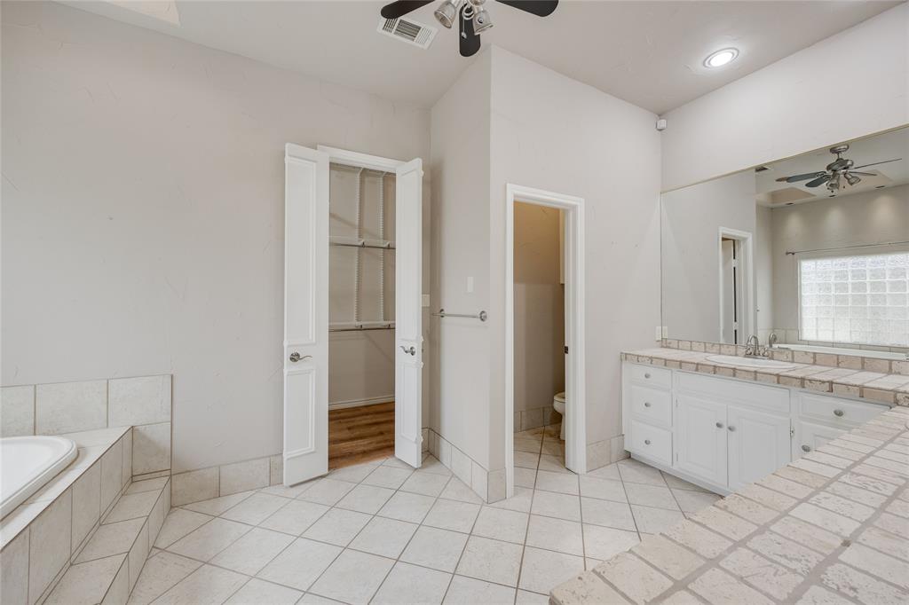 1201 Findlay Drive Arlington, TX 76012 - Photo 23 of 35 a spacious bathroom with a mirror and a bathtub