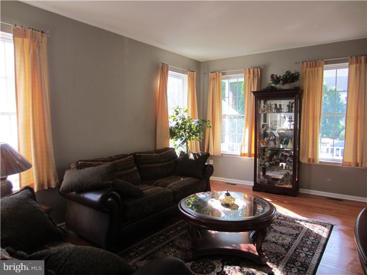 37 Tynemouth Drive Lumberton, NJ 08048 - Photo 7 of 25 Living Room