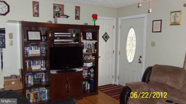 110 Highlander Road Stephens City, VA 22655 - Photo 3 of 11 Living Room