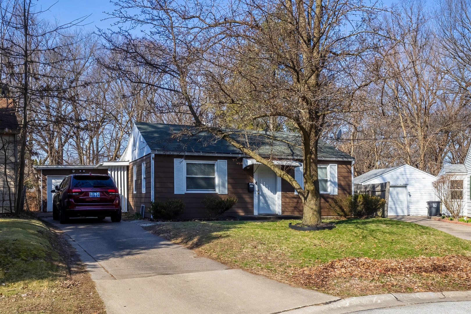 a view of a house with a yard