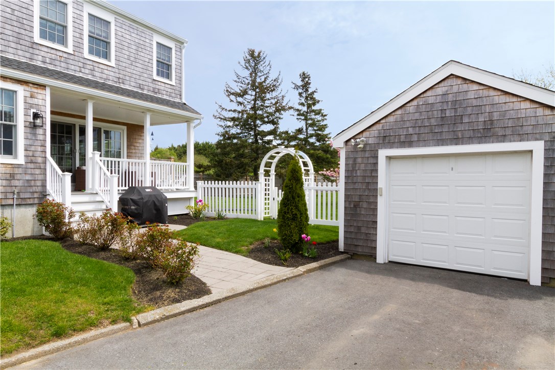 82 3rd Beach Road Middletown, RI 02842 - Photo 2 of 34