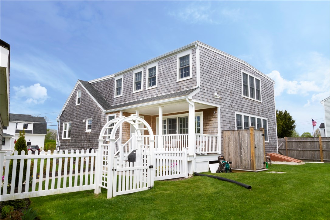82 3rd Beach Road Middletown, RI 02842 - Photo 3 of 34