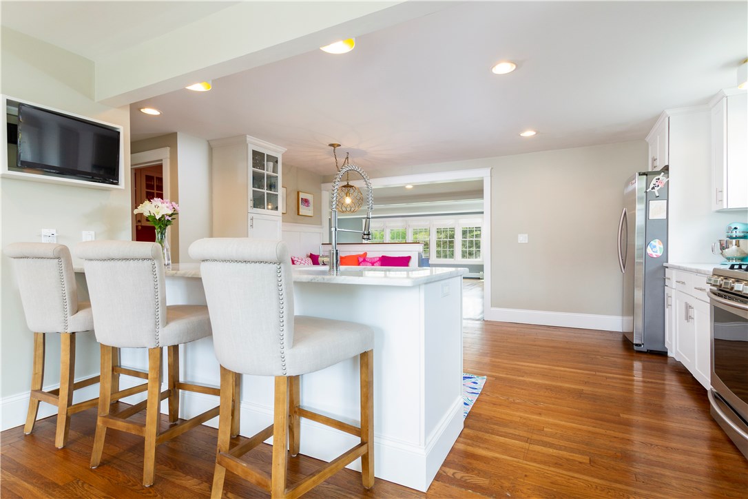 82 3rd Beach Road Middletown, RI 02842 - Photo 9 of 34
