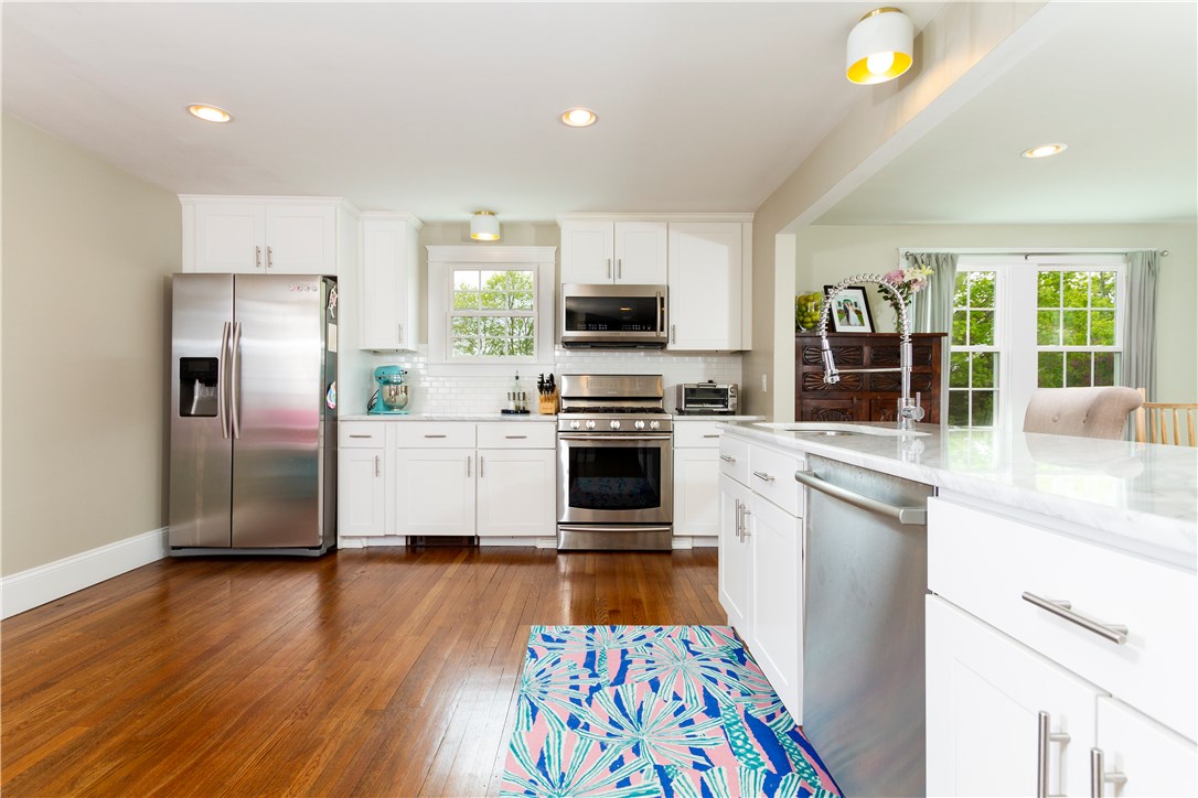 82 3rd Beach Road Middletown, RI 02842 - Photo 10 of 34