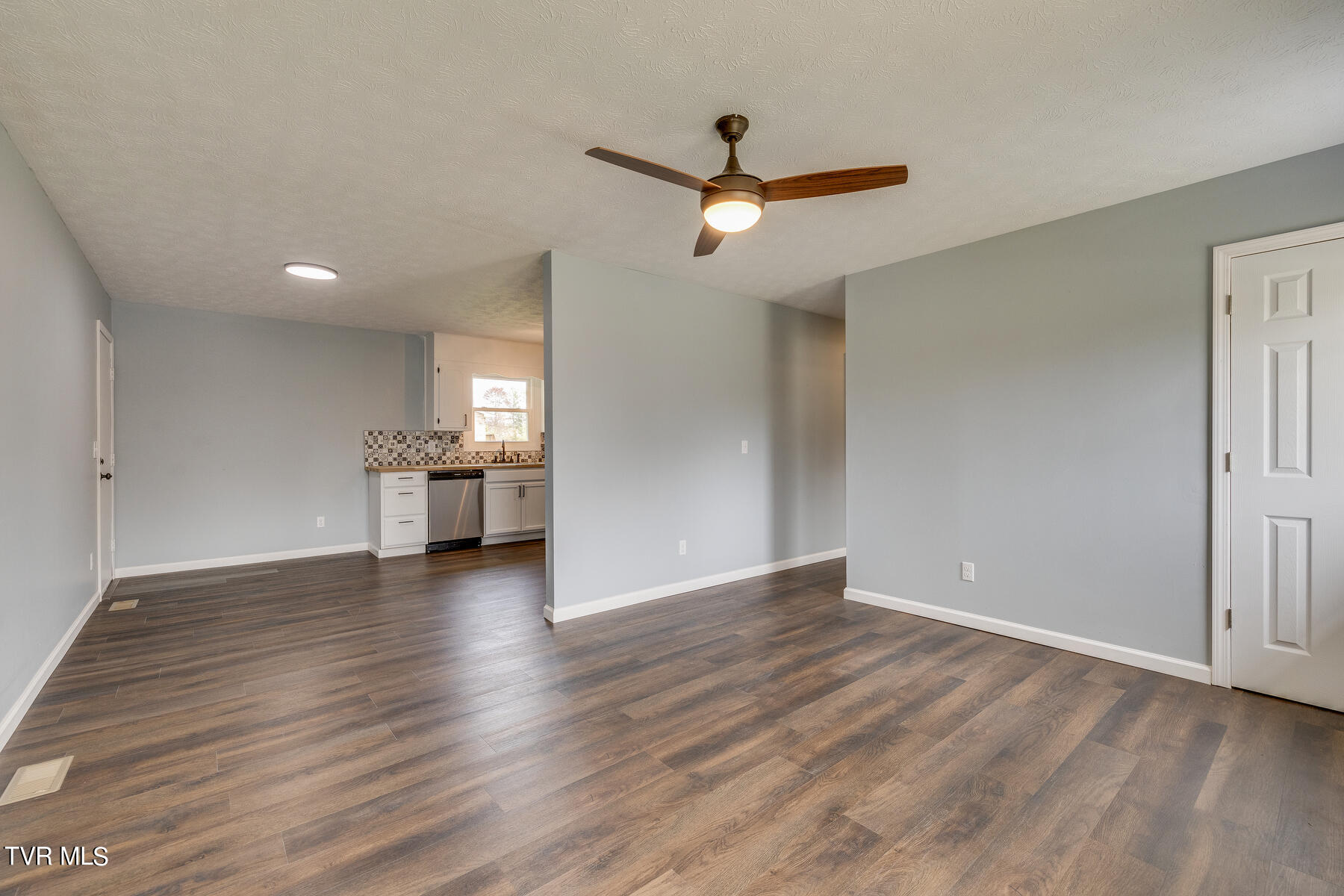472 Lenoir Road Kingsport, TN 37660 - Photo 5 of 25 006