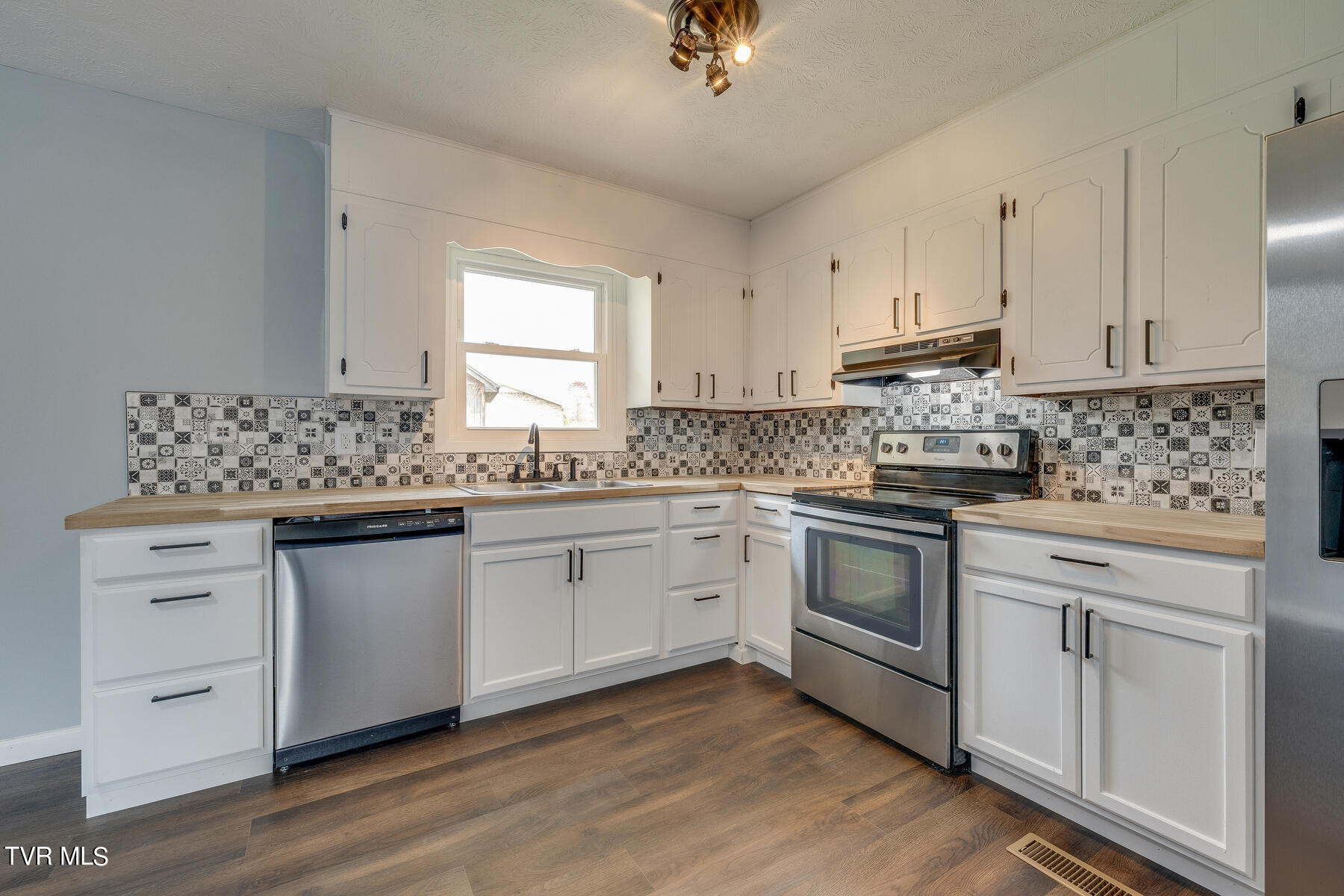 472 Lenoir Road Kingsport, TN 37660 - Photo 10 of 25 012