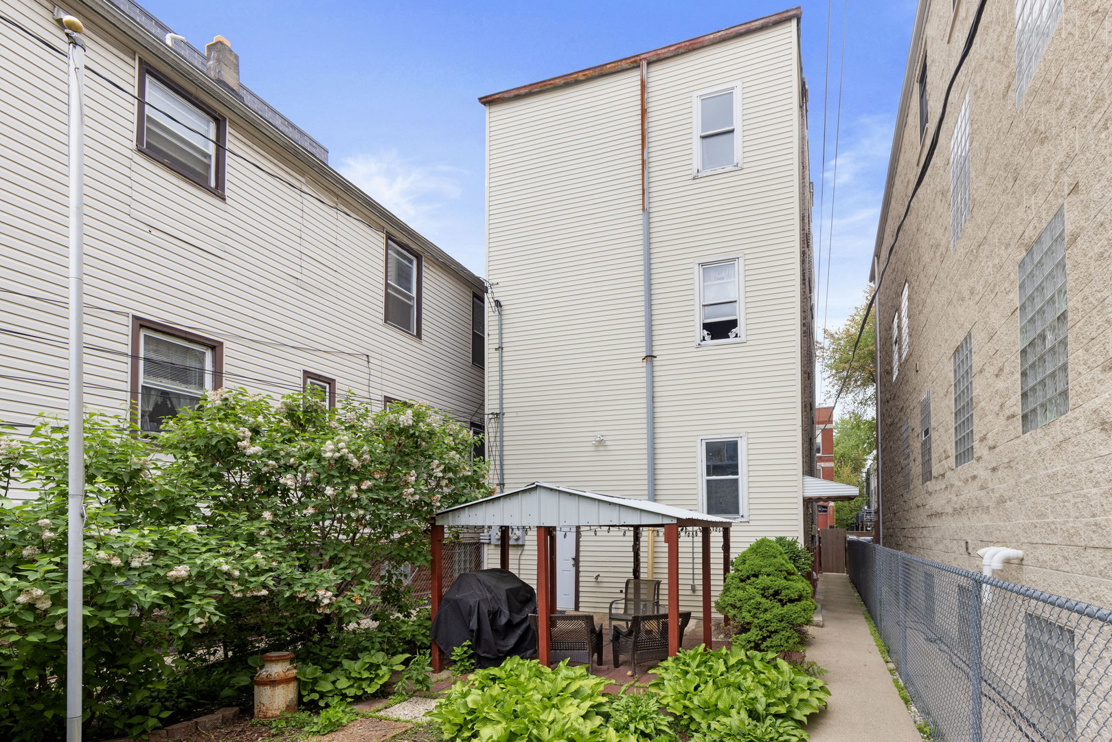 1507 West Erie Street Chicago, IL 60642 - Photo 23 of 24 a front view of a house with garden