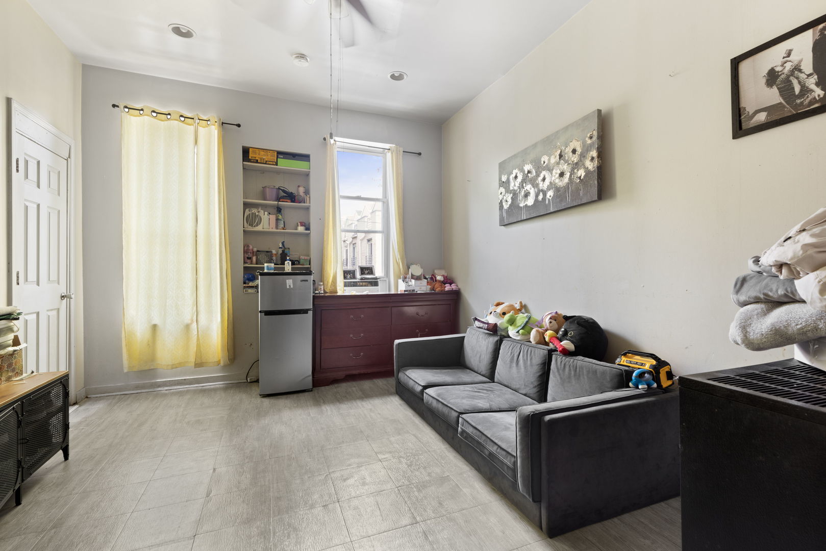 1507 West Erie Street Chicago, IL 60642 - Photo 3 of 24 a living room with furniture and a flat screen tv
