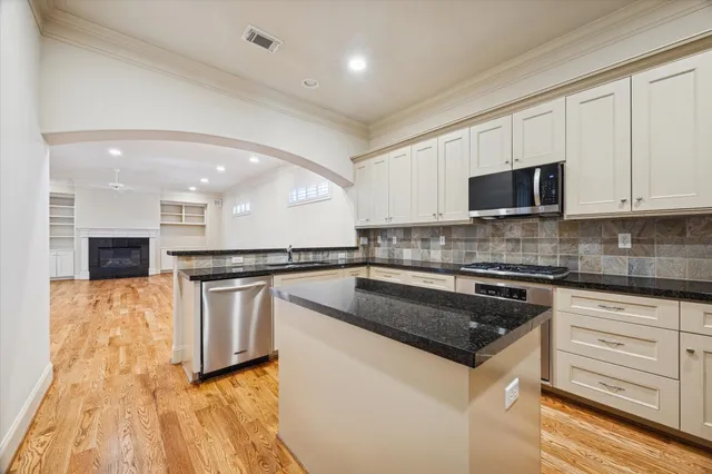 $808,000 | 4732 Banning Drive, Houston, TX 77027