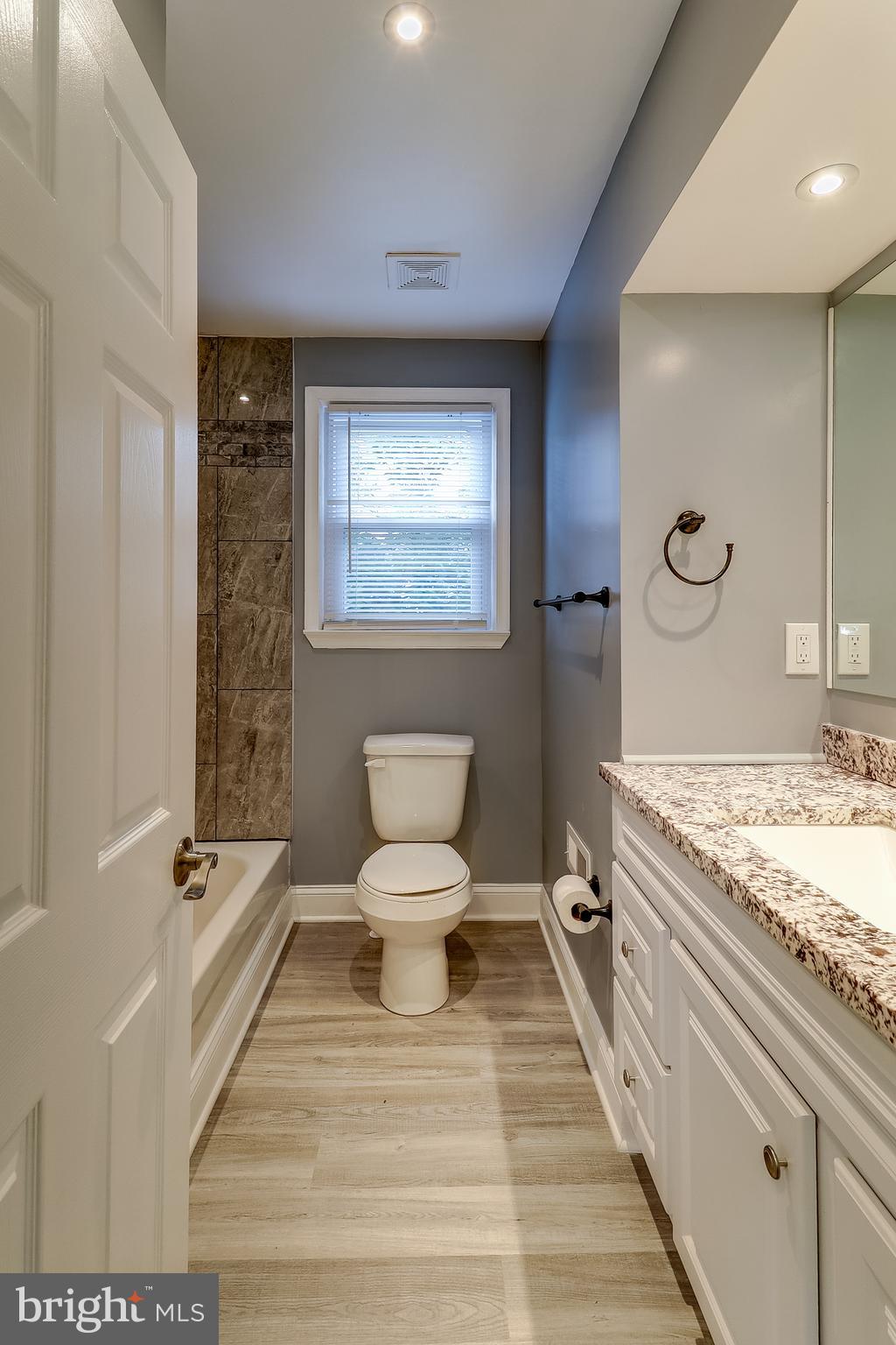 322 Townsend Road Baltimore, MD 21221 - Photo 12 of 37 Main Level Updated Full Bath