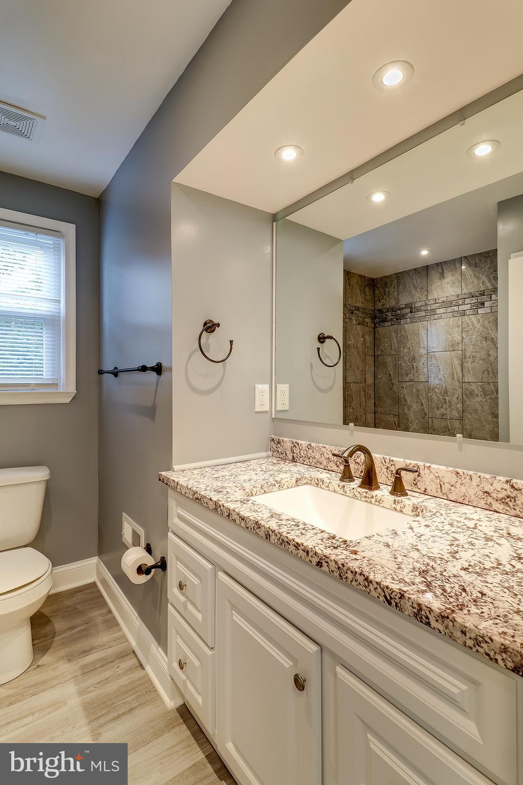 322 Townsend Road Baltimore, MD 21221 - Photo 4 of 37 Main Level Bath