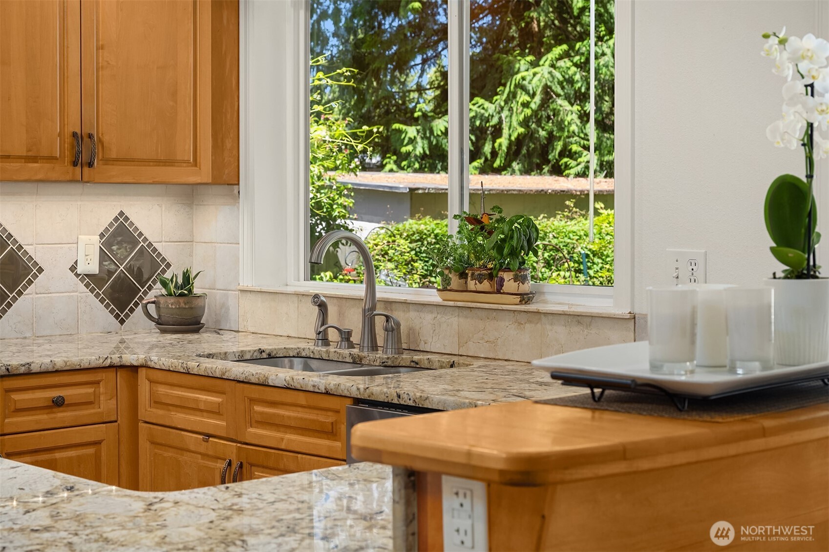 647 Edmonds Way Edmonds, WA 98020 - Photo 12 of 37