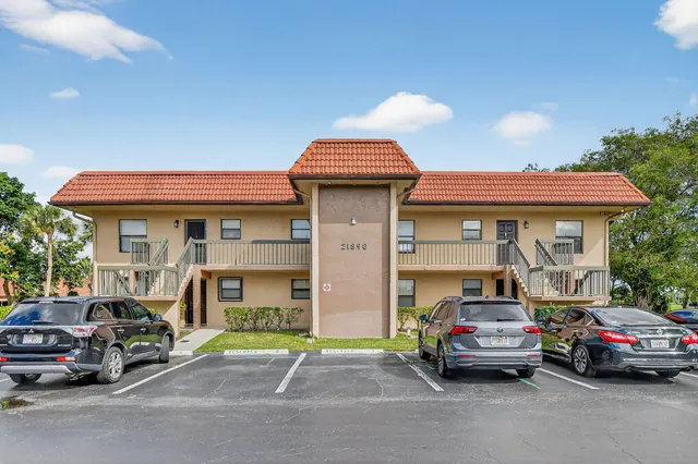 $2,100 | 21890 Lake Forest Circle, Unit 201, Boca Raton, FL 33433