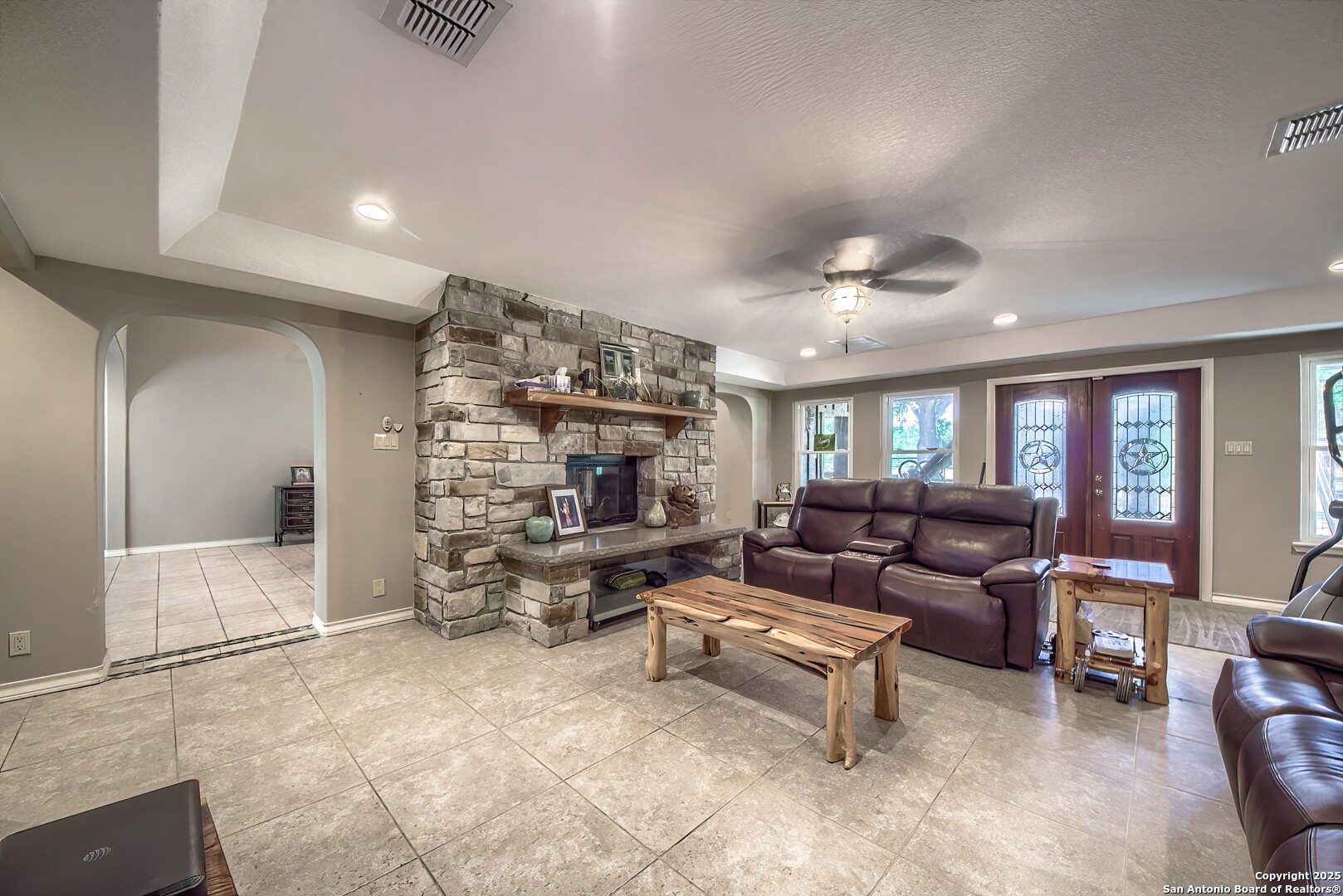 5464 Coughran Road Pleasanton, TX 78064 - Photo 15 of 55 a living room with furniture and a large window