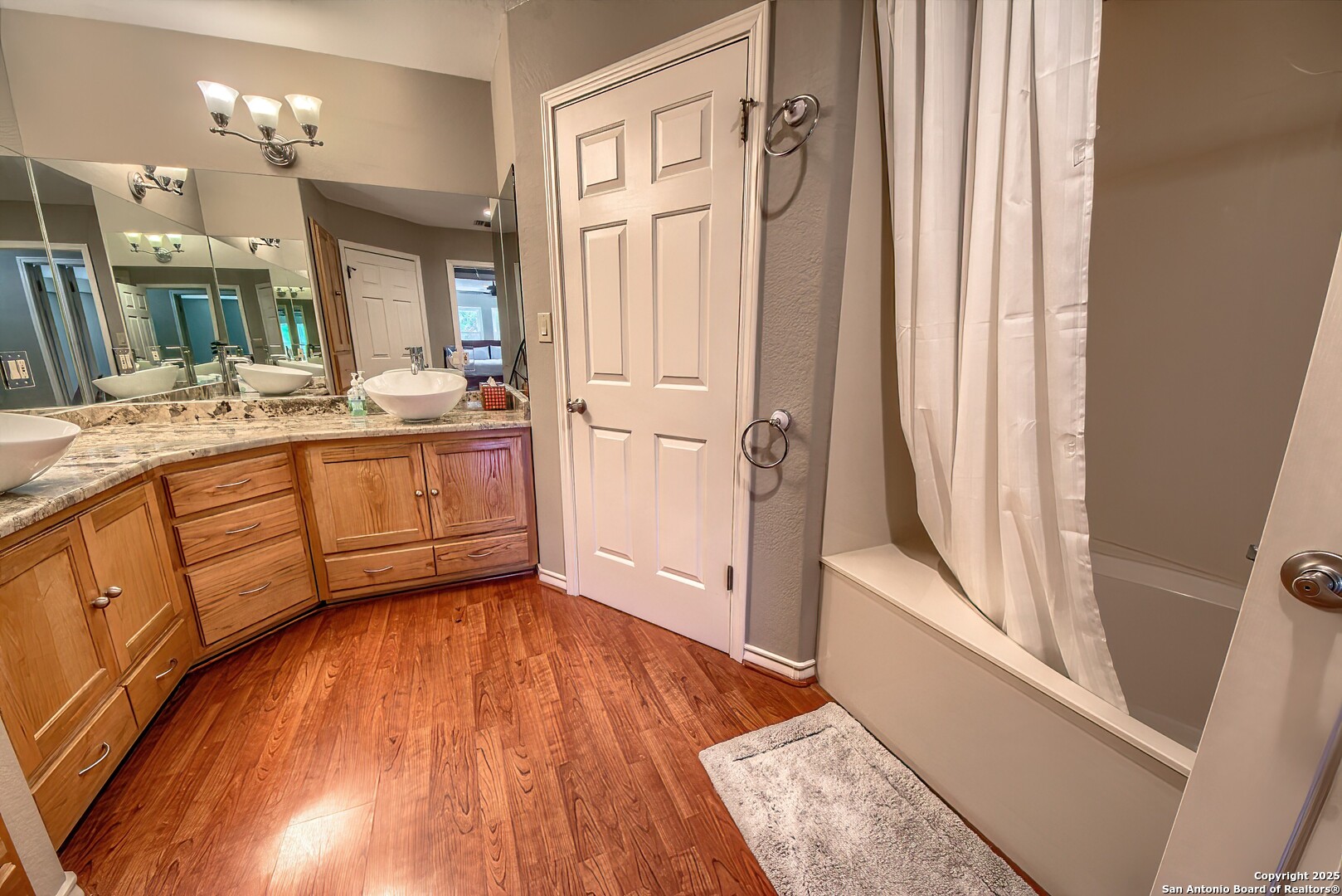 5464 Coughran Road Pleasanton, TX 78064 - Photo 36 of 55 a bathroom with a sink a mirror and a bathtub