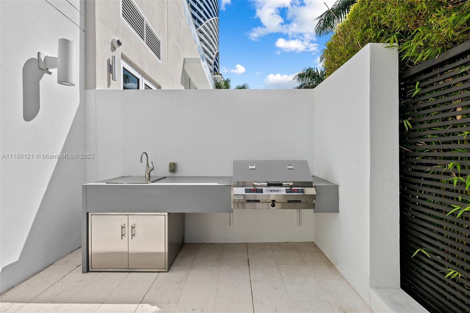 401 North Birch Road, Unit TH7 Fort Lauderdale, FL 33304 - Photo 20 of 29 a kitchen with a sink and cabinets